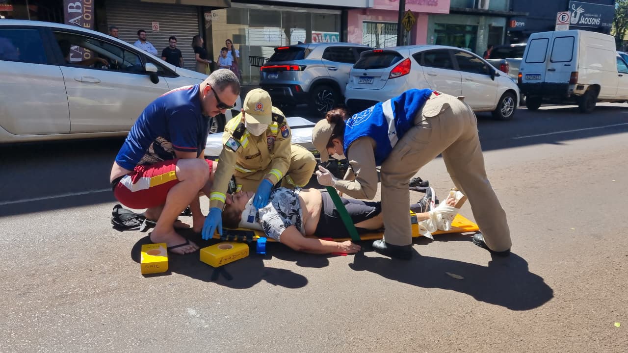 Mulher é atropelada por carro no Centro de Cascavel