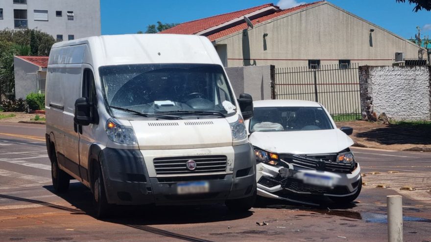 Voyage e Ducato se envolvem em colisão na rotatória da Rua Jequitibá em Cascavel