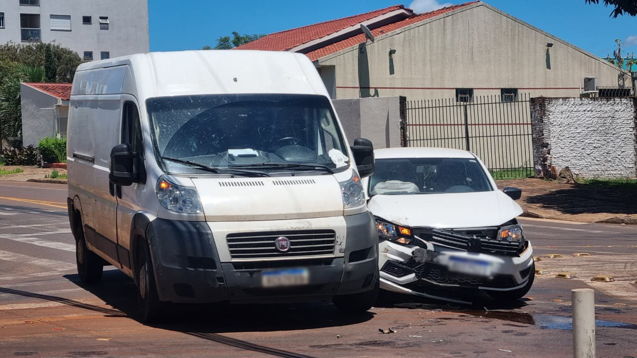 Voyage e Ducato se envolvem em colisão na rotatória da Rua Jequitibá em Cascavel
