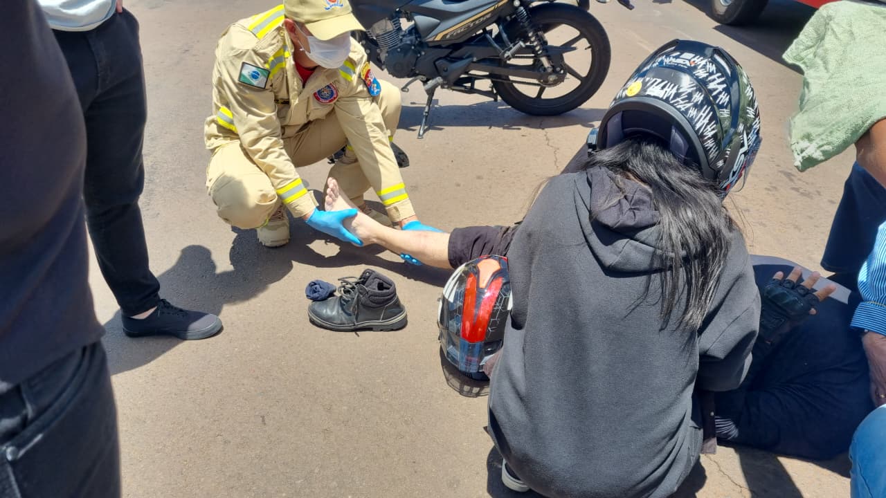 Motociclista tem lesão grave na perna após colisão com carro, no Centro
