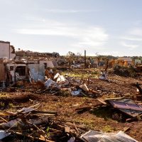 Imagem referente a Saúde instala consultórios móveis em cidade devastada por tornado