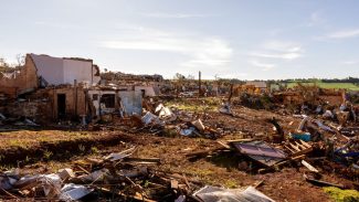 Saúde instala consultórios móveis em cidade devastada por tornado Saúde instala consultórios móveis em cidade devastada por tornado
