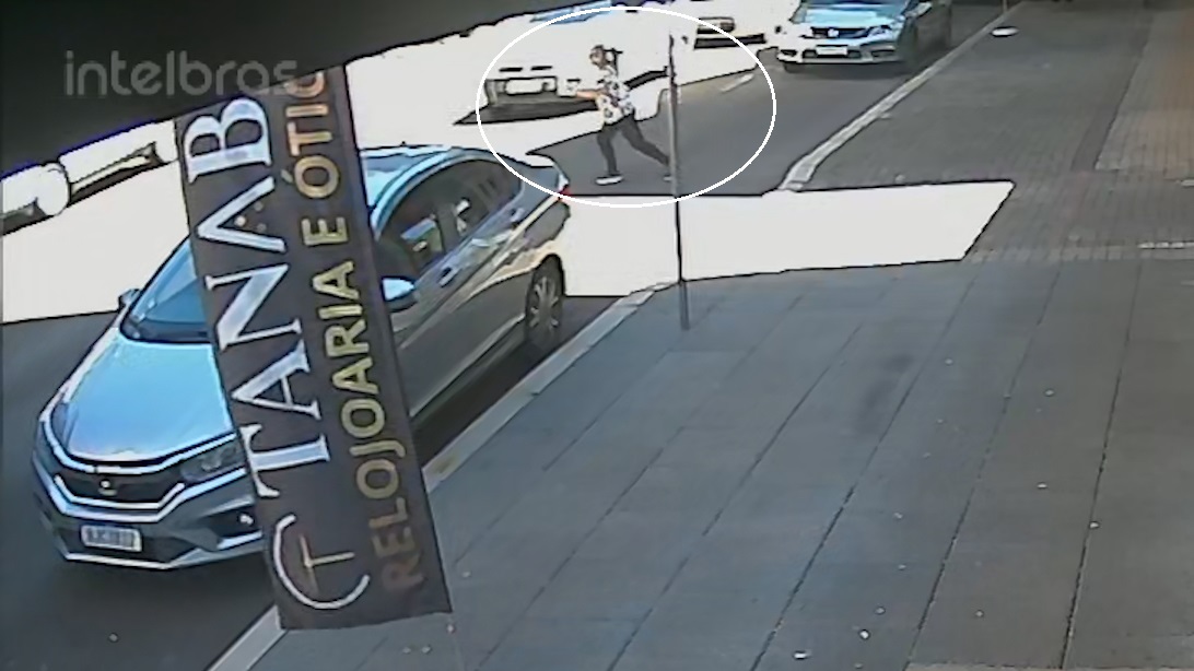 Câmera registra momento em que mulher corre repentinamente para a via e é atropelada no Centro