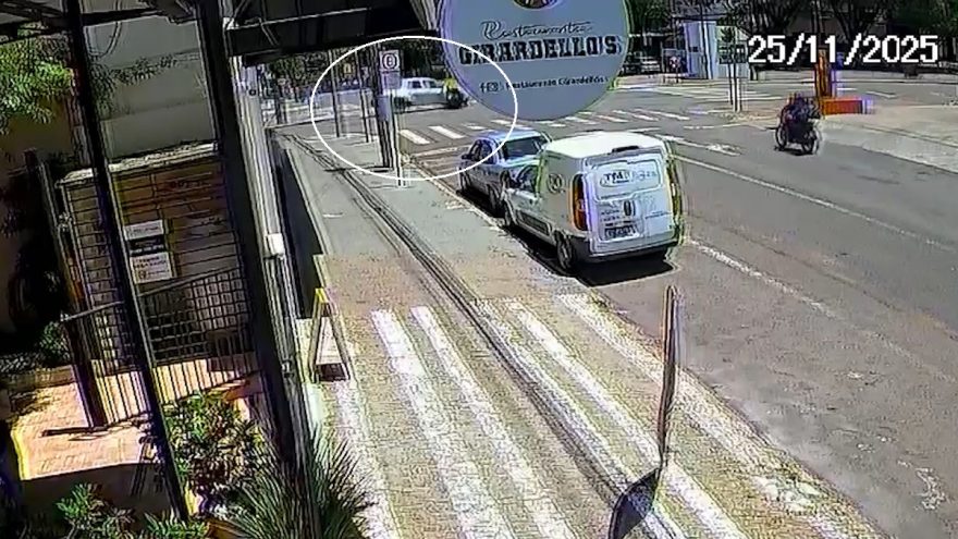 Câmera registra acidente que deixou motociclista ferido na Avenida Brasil