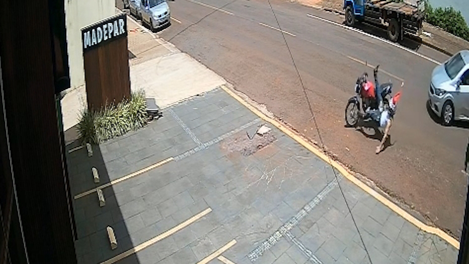 Câmera de segurança registra momento do acidente entre carro e moto no Bairro Country