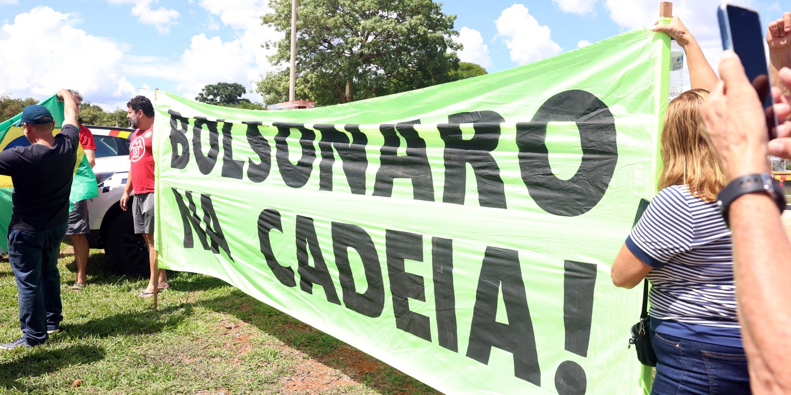 Saiba os crimes cometidos por Bolsonaro e 6 aliados na trama golpista Saiba os crimes cometidos por Bolsonaro e 6 aliados na trama golpista