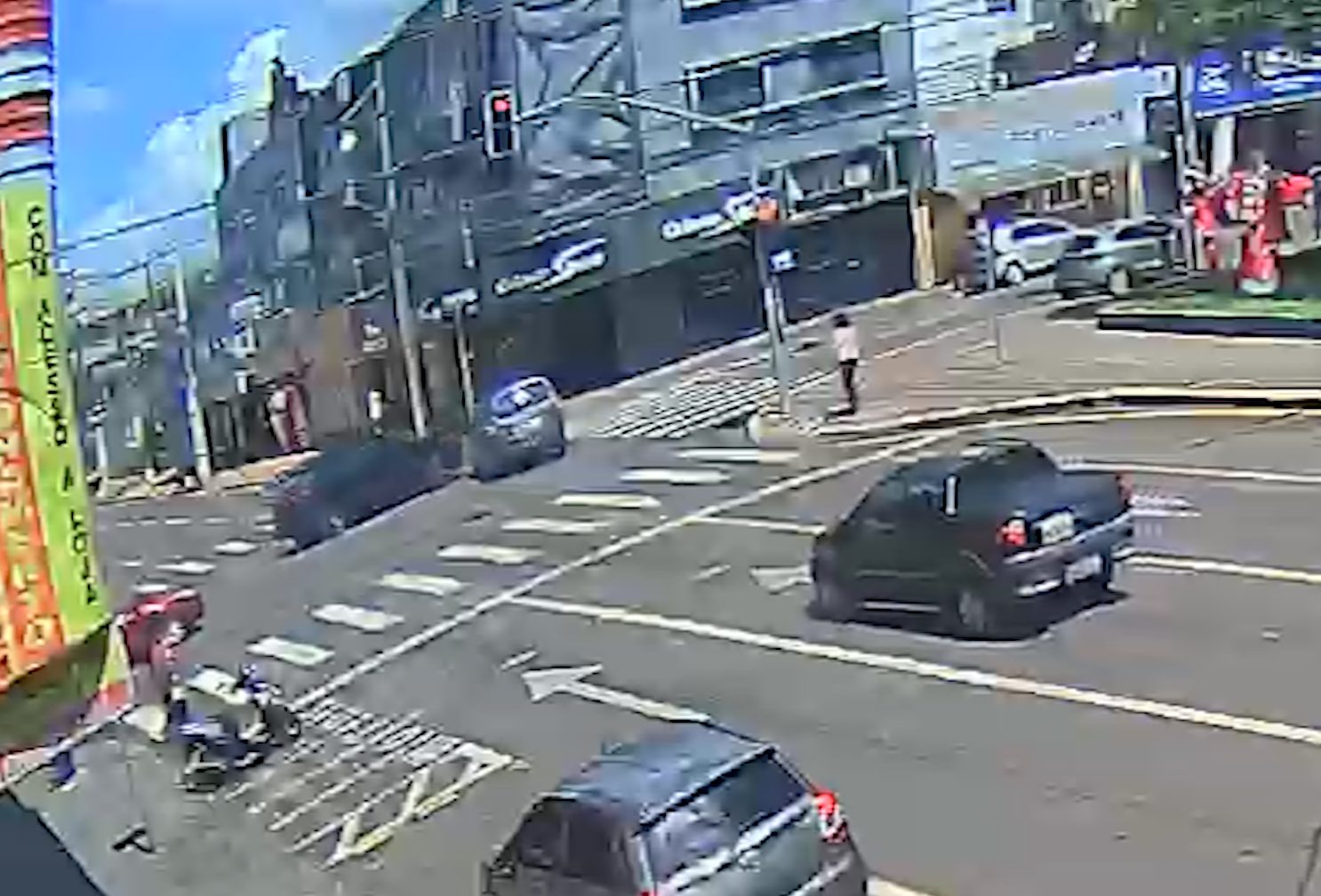 Vídeo mostra Zafira cruzando sinal vermelho e batendo em Audi Q5 no Centro de Cascavel