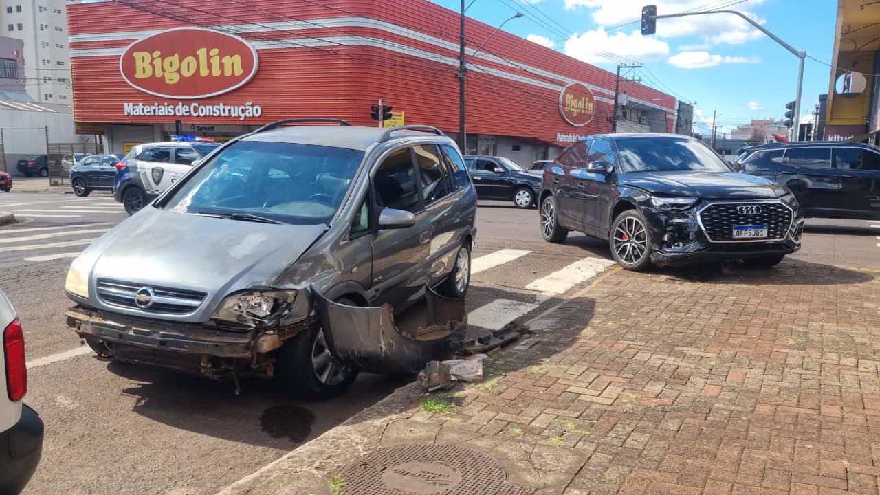 Audi e Zafira batem no centro de Cascavel