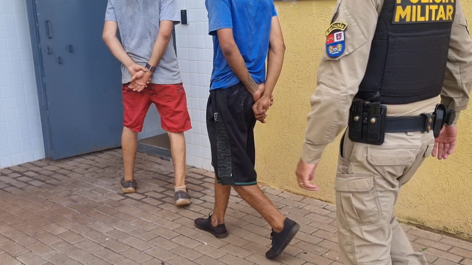 Com saco nas costas, jovens são flagrados pulando muro e PM impede furto