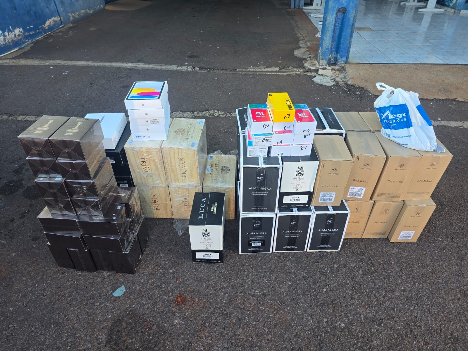 PM intercepta comboio na BR-277 e apreende carga de vinhos, eletrônicos e perfumes PM intercepta comboio na BR-277 e apreende carga de vinhos, eletrônicos e perfumes