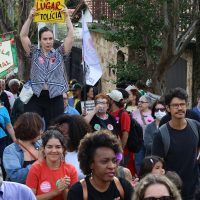 Imagem referente a Manifestantes protestam contra entrada de PMs armados em escola de SP