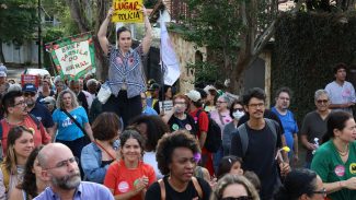 Manifestantes protestam contra entrada de PMs armados em escola de SP
