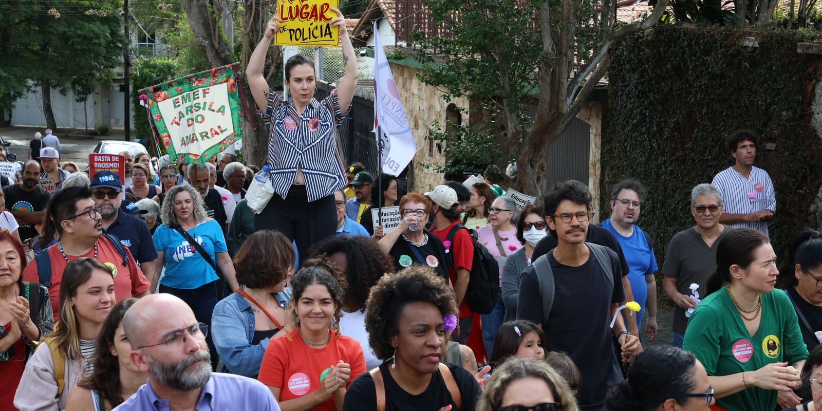 Manifestantes protestam contra entrada de PMs armados em escola de SP Manifestantes protestam contra entrada de PMs armados em escola de SP