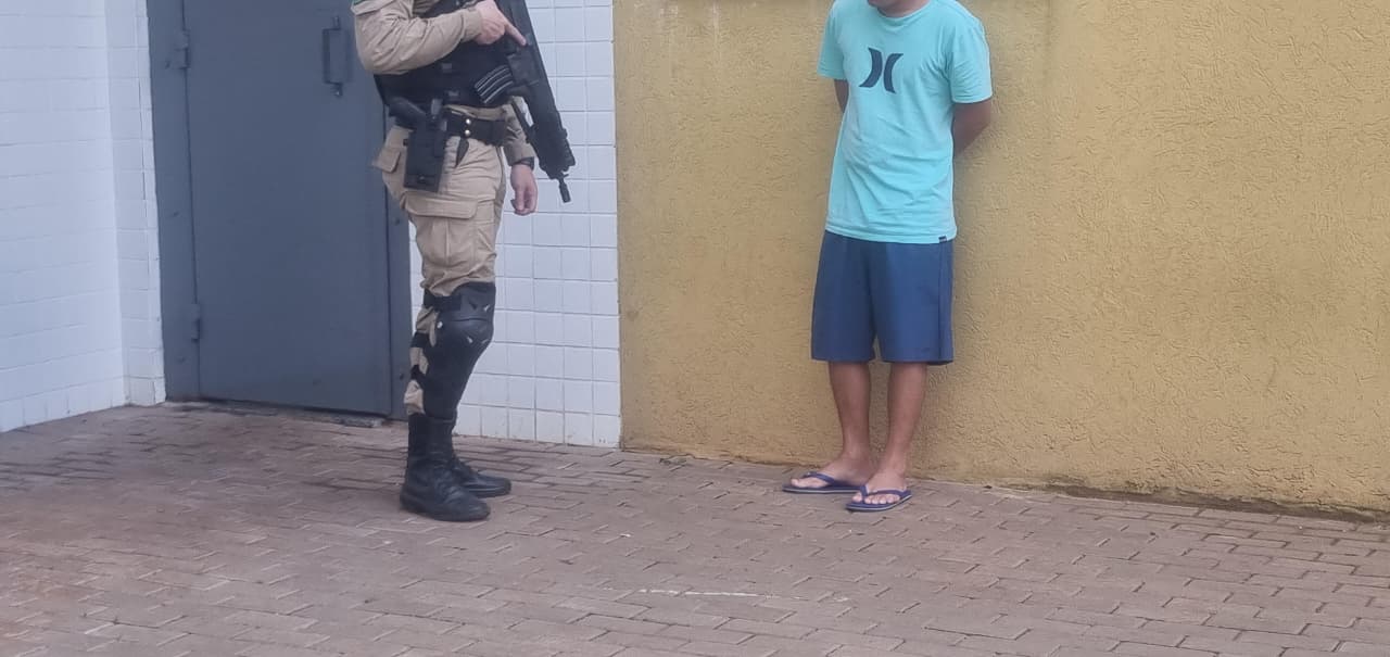 Rocam detém jovem e apreende drogas em ação no Bairro Guarujá Rocam detém jovem e apreende drogas em ação no Bairro Guarujá
