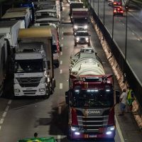 Imagem referente a MPF processa caminhoneiros que bloquearam Via Dutra em 2022 