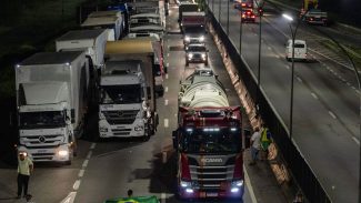 MPF processa caminhoneiros que bloquearam Via Dutra em 2022 MPF processa caminhoneiros que bloquearam Via Dutra em 2022