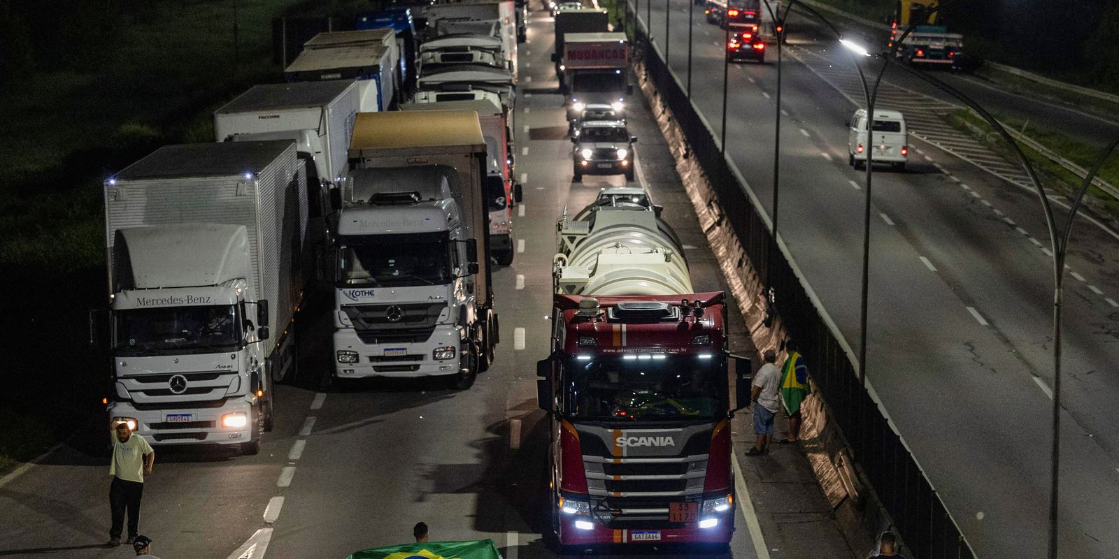 MPF processa caminhoneiros que bloquearam Via Dutra em 2022 MPF processa caminhoneiros que bloquearam Via Dutra em 2022