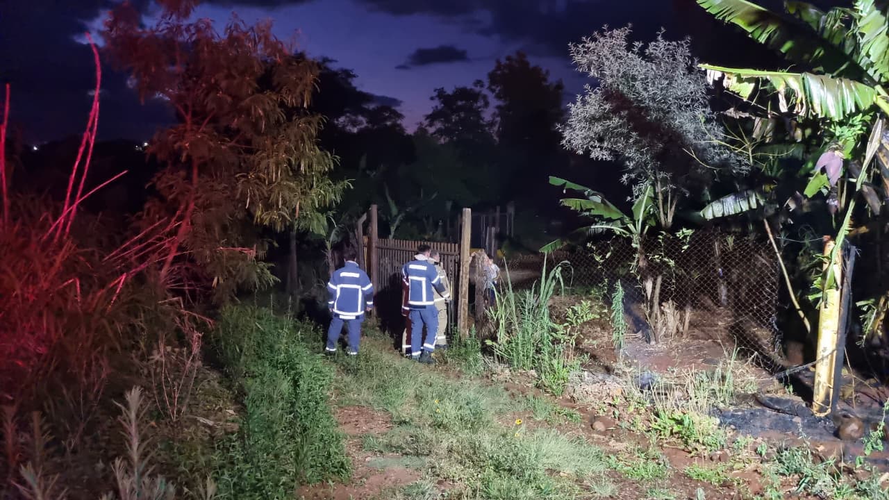Incêndio com risco à residência mobiliza Bombeiros ao Jardim Quebec Incêndio com risco à residência mobiliza Bombeiros ao Jardim Quebec
