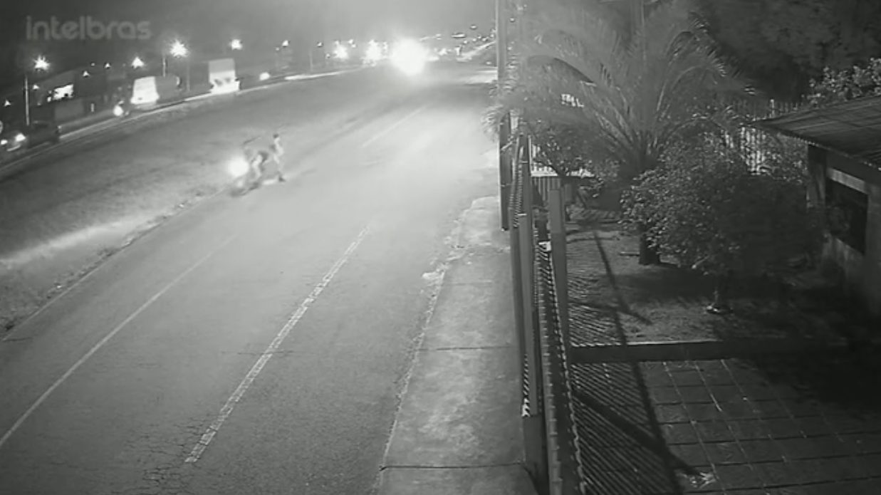 Câmera flagra atropelamento na marginal da BR-277 em Cascavel Câmera flagra atropelamento na marginal da BR-277 em Cascavel
