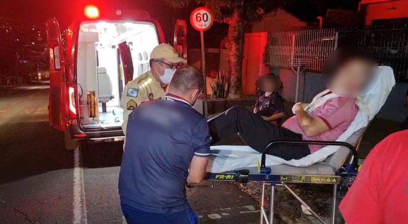 Homem de 60 anos tem suspeita de fratura ao se envolver em colisão entre motos no Bairro Periolo