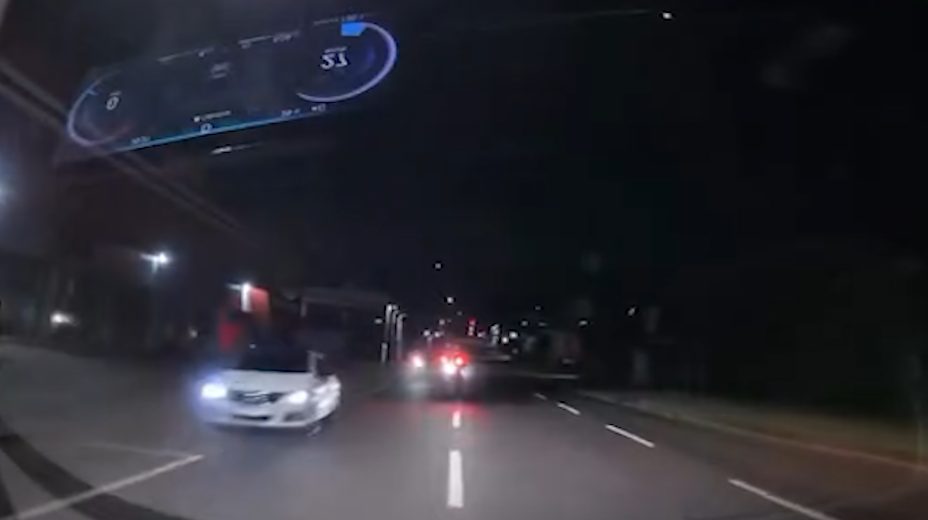 Motorista de aplicativo flagra Passat na contramão durante fuga da PM