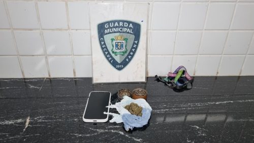 Adolescente é apreendido com entorpecentes após confusão em terminal de Cascavel Imagem referente a Adolescente é apreendido com entorpecentes após confusão em terminal de Cascavel