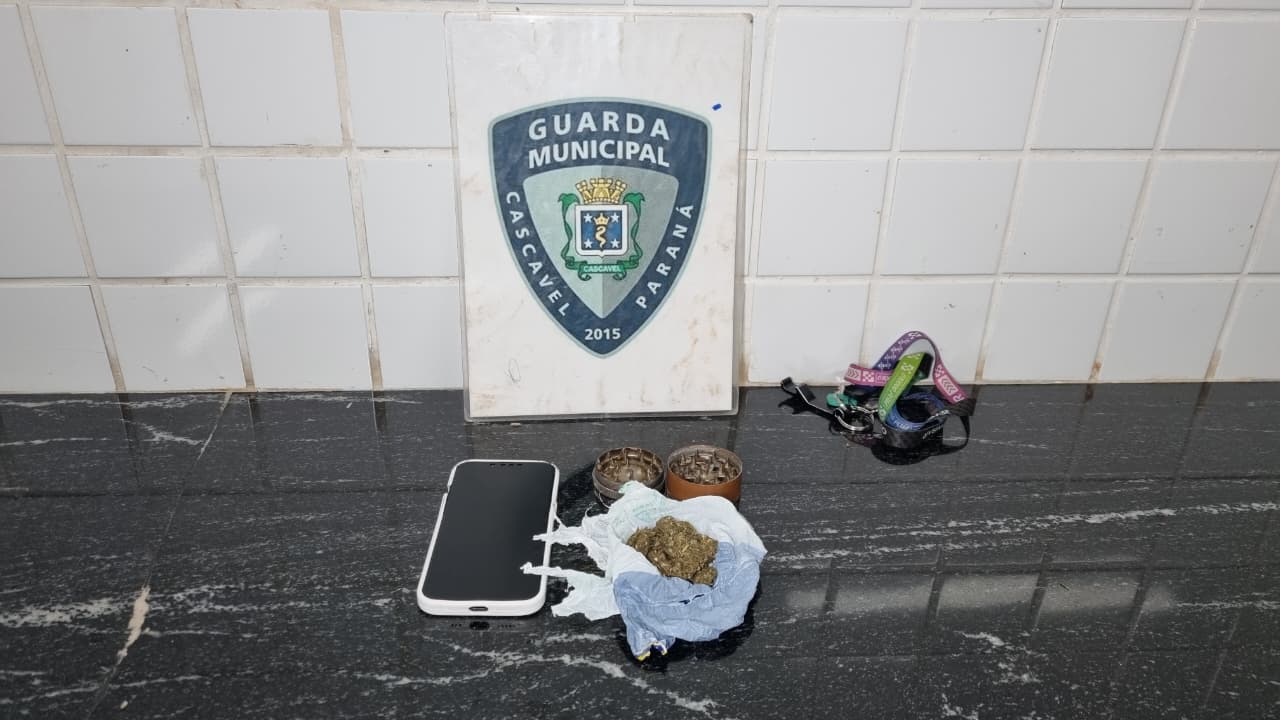 Adolescente é apreendido com entorpecentes após confusão em terminal de Cascavel Adolescente é apreendido com entorpecentes após confusão em terminal de Cascavel