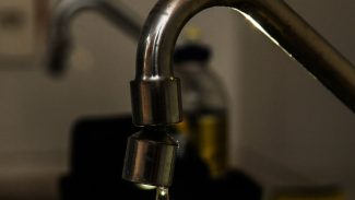 Brasil perde 6 mil piscinas de água tratada por dia, diz estudo