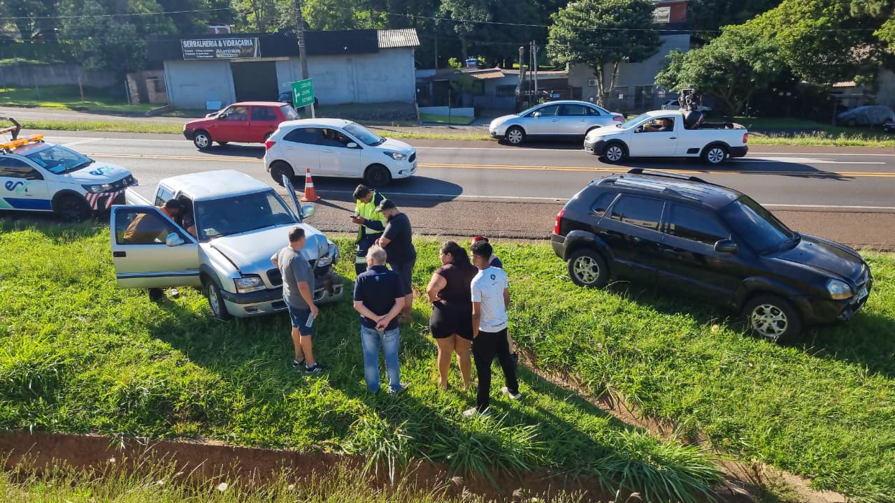 Engavetamento envolve três veículos na BR-277, em Cascavel