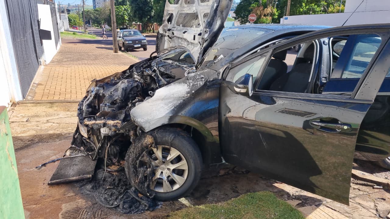 Peugeot 208 pega fogo ao sair da garagem no Centro de Cascavel