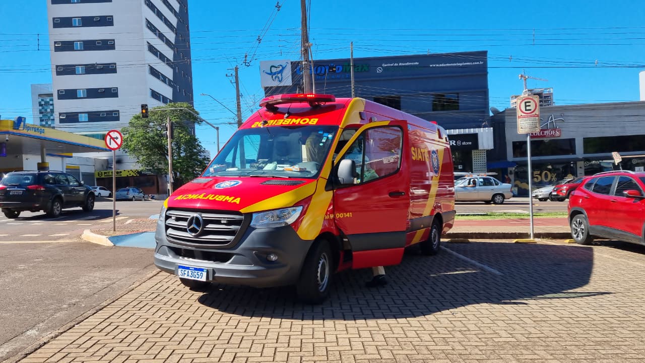 Mulher fica ferida ao se envolver em acidente na ciclovia da Avenida Brasil