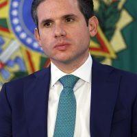 Imagem referente a Com fuga de Ramagem, Motta proíbe deputados de votarem do exterior