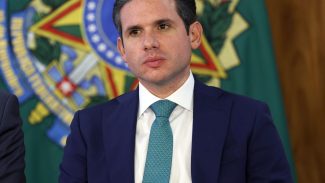 Com fuga de Ramagem, Motta proíbe deputados de votarem do exterior