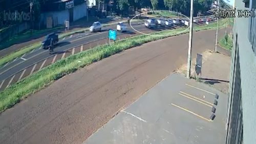 Câmera registra engavetamento com três veículos na BR-277, em Cascavel Câmera registra engavetamento com três veículos na BR-277, em Cascavel