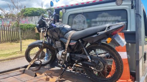 Casal é flagrado na BR-277 com moto de placa de plástico e vai parar na delegacia Casal é flagrado na BR-277 com moto de placa de plástico e vai parar na delegacia