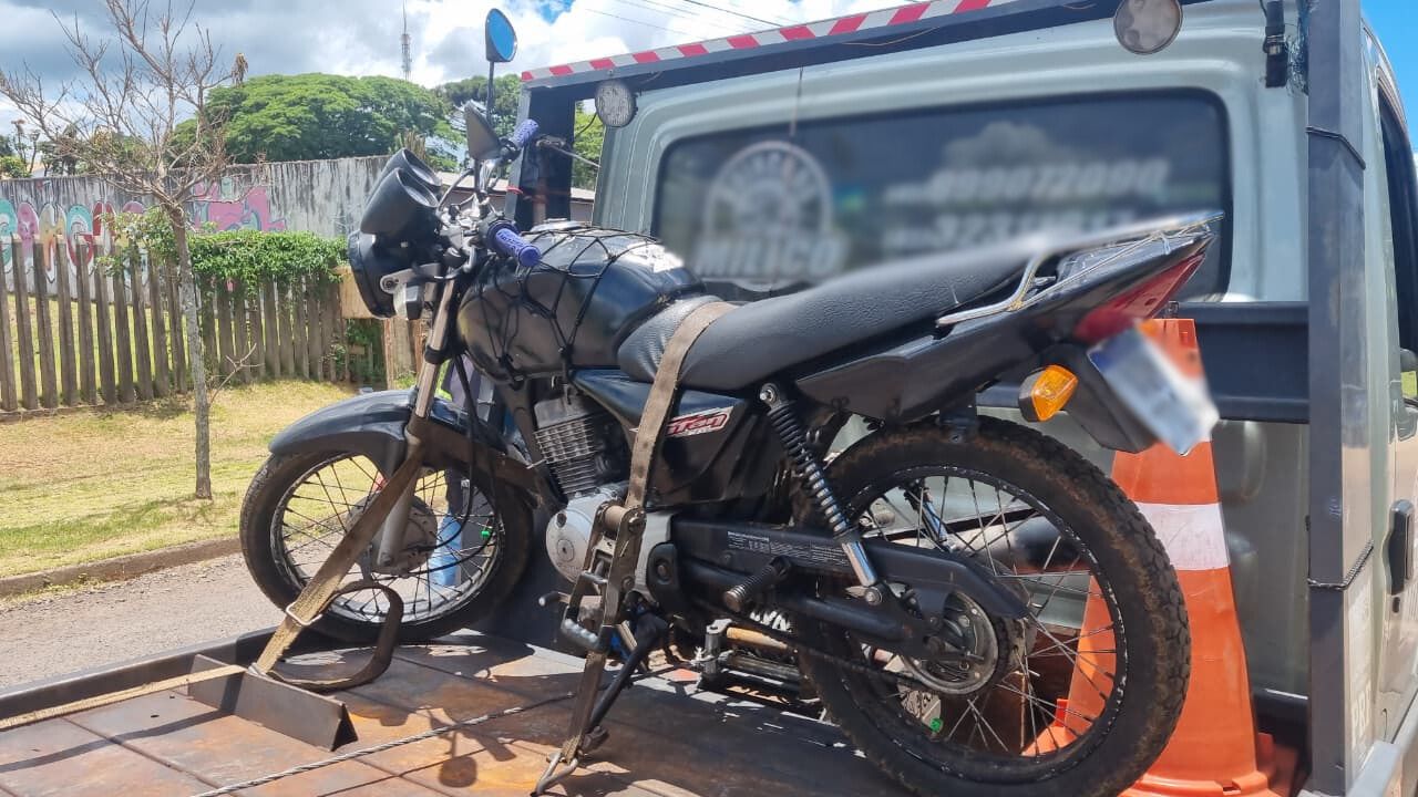 Casal é flagrado na BR-277 com moto de placa de plástico e vai parar na delegacia