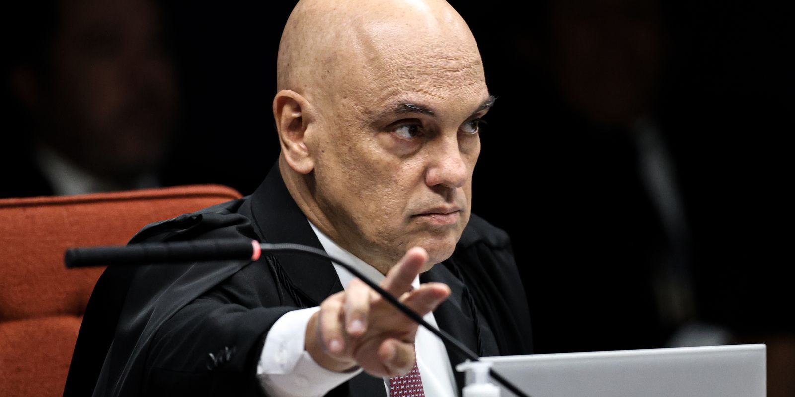 Moraes manda Bolsonaro explicar uso de celular por Nikolas em visita