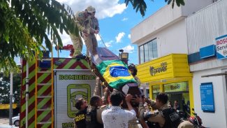 Com viaturas e sirenes, Cascavel se despede do soldado Ariel Rubenich em cortejo Com viaturas e sirenes, Cascavel se despede do soldado Ariel Rubenich em cortejo