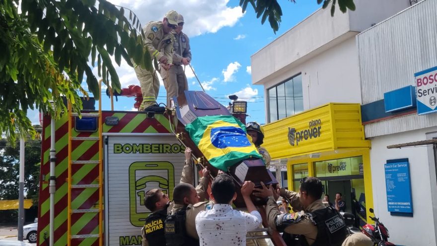 Com viaturas e sirenes, Cascavel se despede do soldado Ariel Rubenich em cortejo