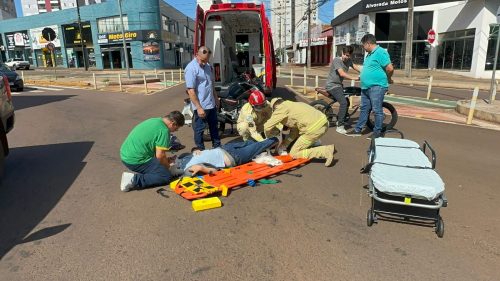 Motociclista é socorrido após acidente com Saveiro no Centro de Cascavel Motociclista é socorrido após acidente com Saveiro no Centro de Cascavel