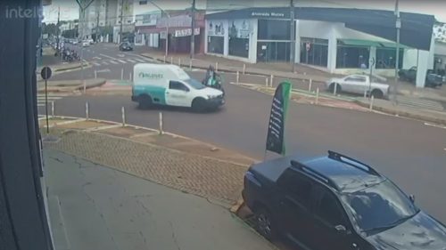 Câmeras flagram Saveiro furando preferencial e atingindo motociclista no Centro Câmeras flagram Saveiro furando preferencial e atingindo motociclista no Centro