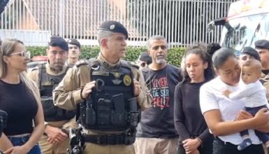 Imagem referente a “Estes anjnhos terão a imagem do herói que o pai foi”, diz coronel no local do acidente que matou PM