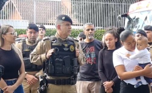 “Estes anjnhos terão a imagem do herói que o pai foi”, diz coronel no local do acidente que matou PM “Estes anjnhos terão a imagem do herói que o pai foi”, diz coronel no local do acidente que matou PM