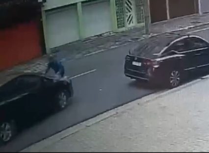 Motorista bate em carro parado e atropela dono que tentava cobrar prejuízo