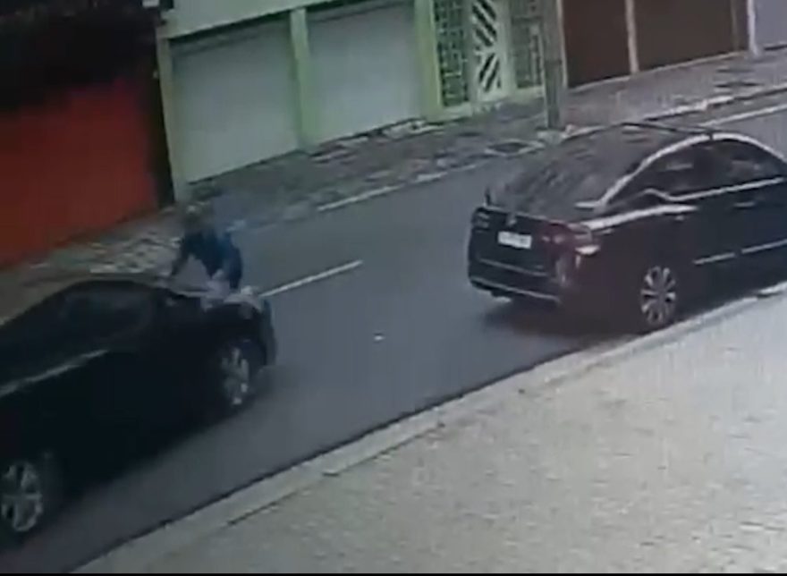 Motorista bate em carro parado e atropela dono que tentava cobrar prejuízo