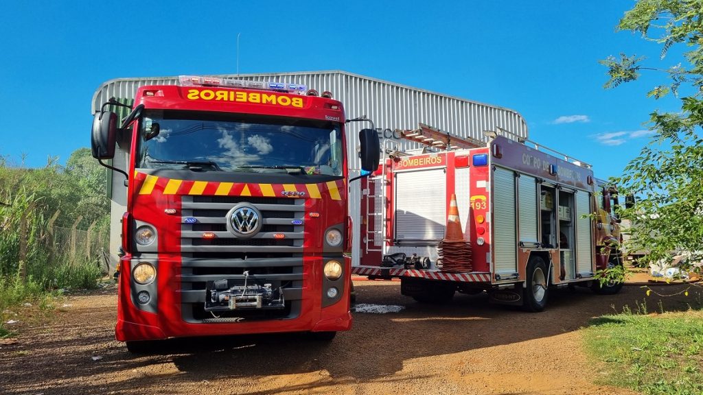 Bombeiros são chamados para conter incêndio no Ecoponto do bairro Brasília em Cascavel