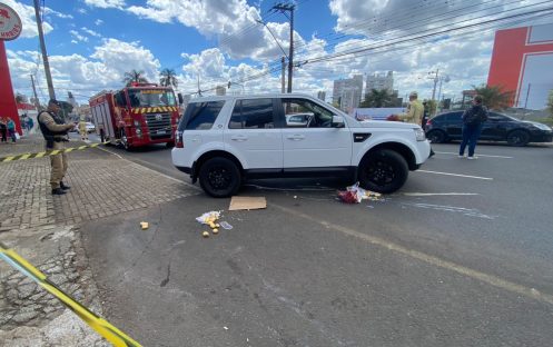 Idosa é atropelada e fica em estado grave ao sair de mercado