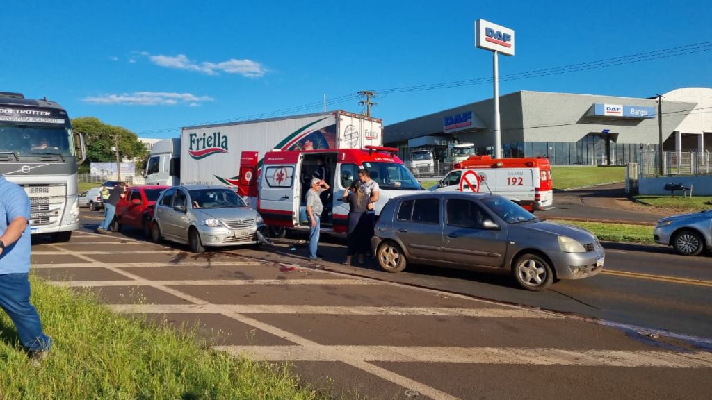 Engavetamento na BR-277 mobiliza duas equipes do Samu em Cascavel