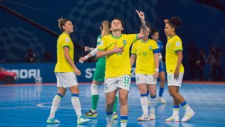 Brasil goleia Itália e está nas quartas da Copa do Mundo de futsal Brasil goleia Itália e está nas quartas da Copa do Mundo de futsal