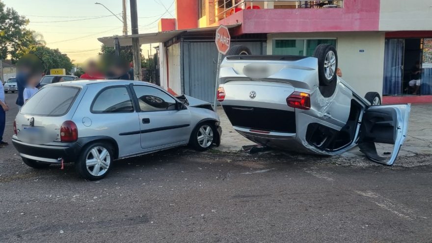 Corsa e Polo batem, carro capota e mulheres ficam feridas no bairro Esmeralda em Cascavel